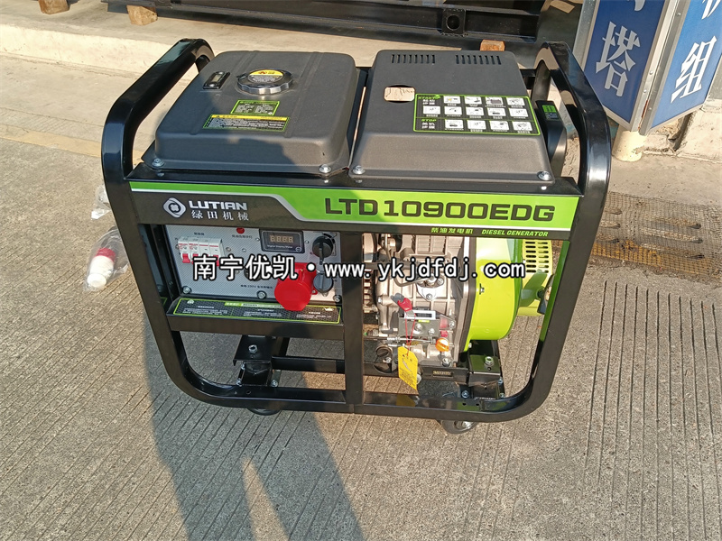 2025年1月20日，客戶到店自提并試機8KW柴油發(fā)電機組